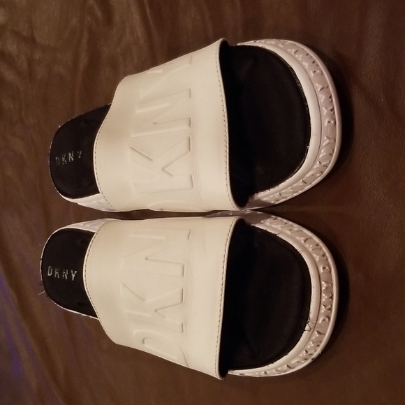 DKNY Mara Flipflops. Sz 7 - Picture 2 of 7
